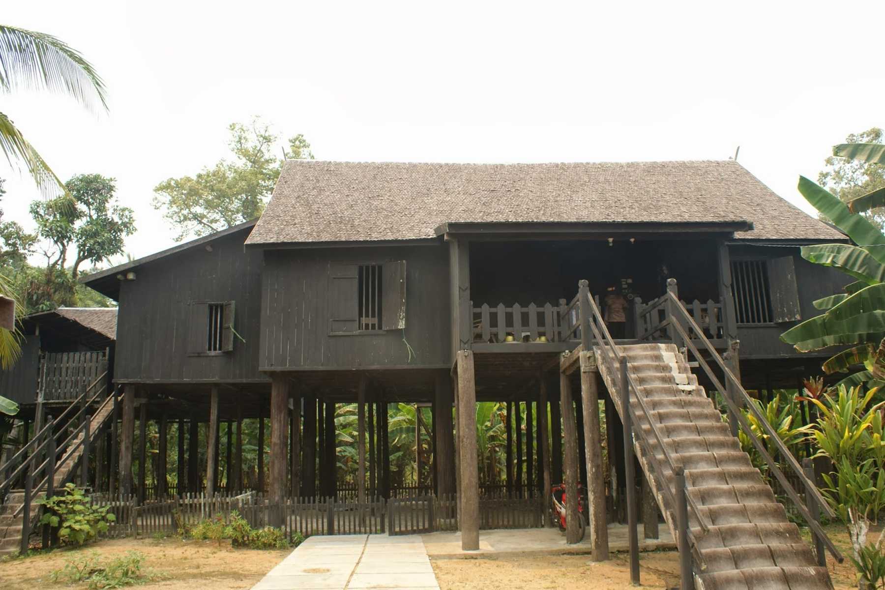 rumah betang.jpg