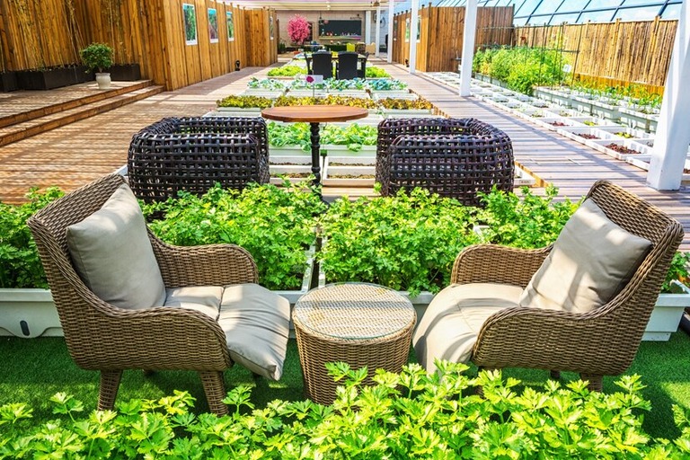 covered-lifestyle-garden-with-indoor-outdoor-living_1127-3427.jpg
