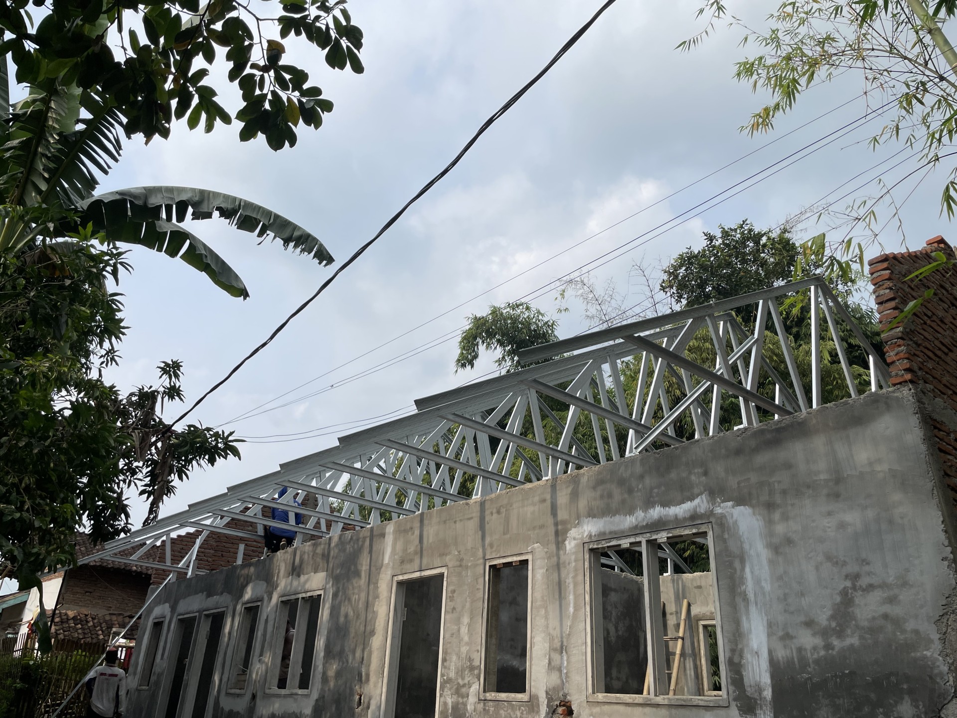 Mana yang Lebih Kuat Material Reng Baja Ringan vs Reng Kayu.jpeg